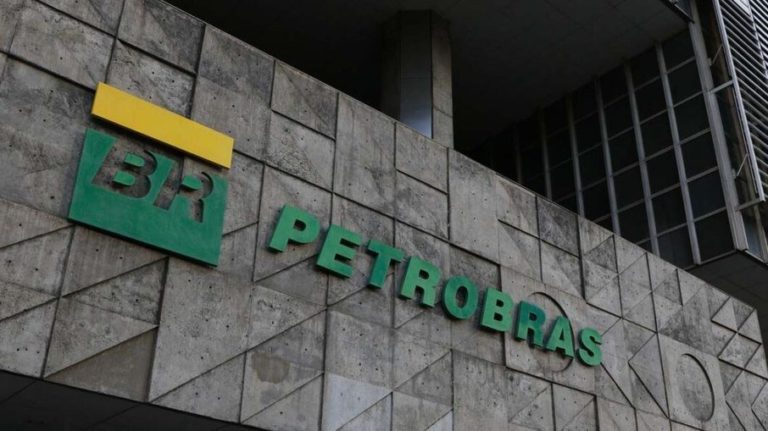 Governo quer privatizar Petrobras, mas estudos devem demorar mais três anos