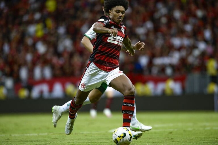 Atacante do Flamengo, Vitinho encaminha acerto com clube árabe