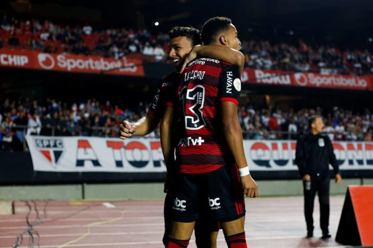 Dorival Júnior elogia atuações de Lázaro e Victor Hugo no Flamengo