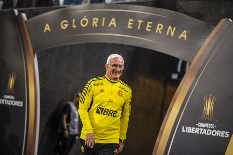 Dorival Júnior exalta atuação do Flamengo contra Corinthians, mas prega humildade