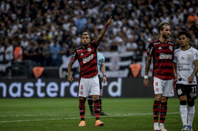 Dorival Júnior rasga elogios a Vidal no Flamengo: “Tem ótimo passe”