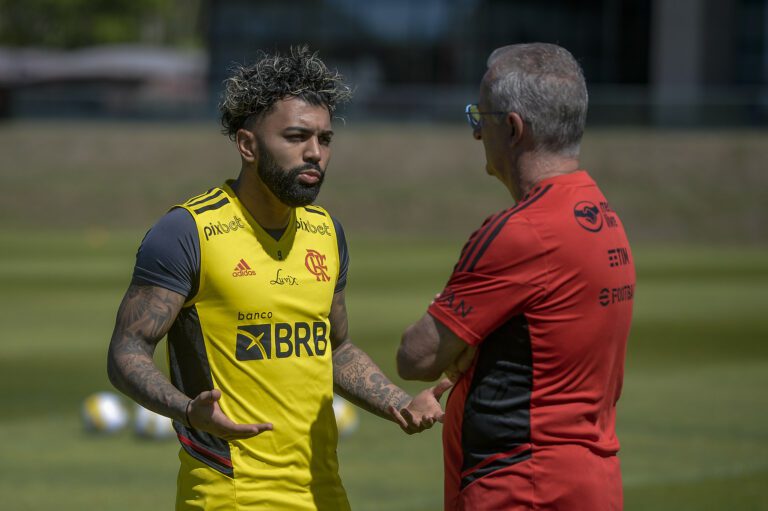 Dorival definirá escalação do Flamengo na terça-feira para encarar o Athletico-PR