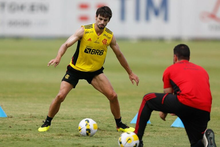 Em recuperação de lesão no joelho, Rodrigo Caio treina com bola no Flamengo