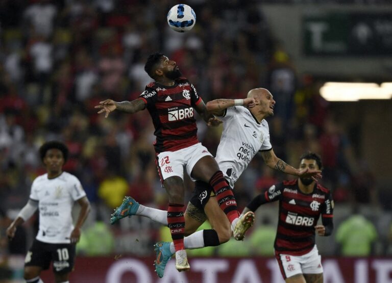 Fábio Santos exalta bom jogo do Corinthians e motivação para próximas decisões