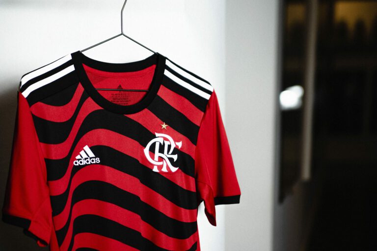 Flamengo apresenta terceiro uniforme em alusão à torcida rubro-negra; veja
