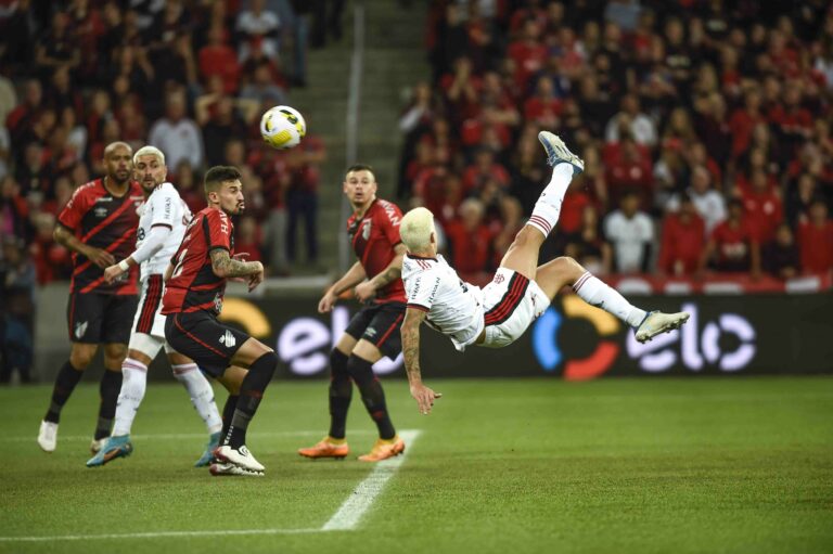 Flamengo bate Athletico-PR com golaço de Pedro e espera por São Paulo ou América-MG na semi