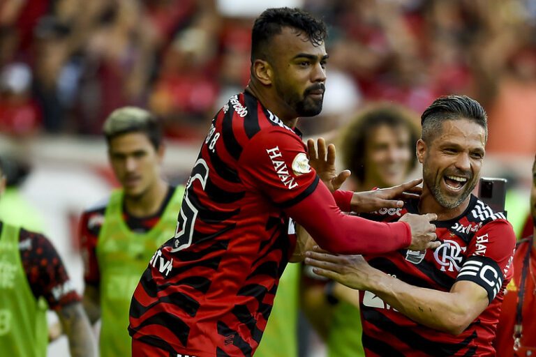 Flamengo goleia Athletico-PR e tira vice-liderança do Brasileiro do Corinthians