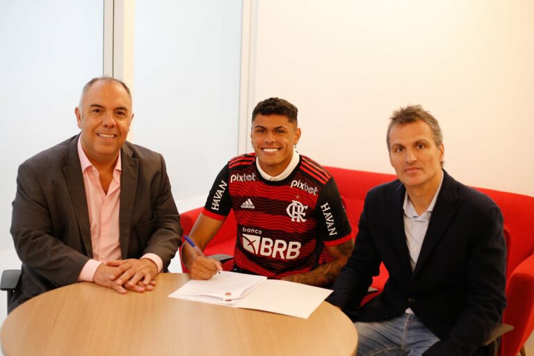 Flamengo prorroga contrato de artilheiro da base