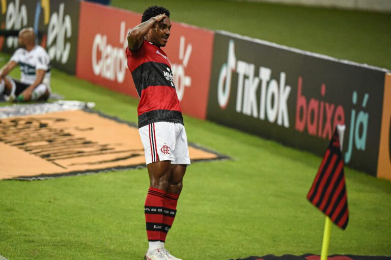 Flamengo se despede de Vitinho, negociado com time árabe