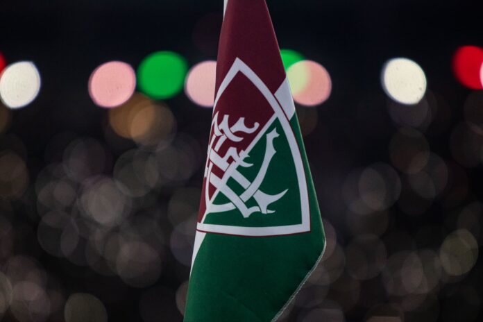 Fluminense rescinde contrato com escolinha do clube após alunos cantarem música do Flamengo