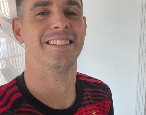 Foto de Oscar com a camisa do Flamengo viraliza nas redes sociais
