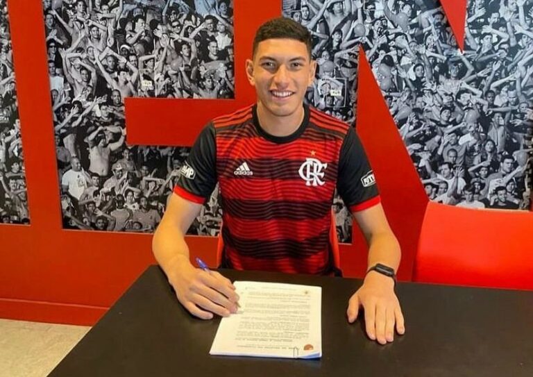 Jovem goleiro assina primeiro contrato profissional com o Flamengo