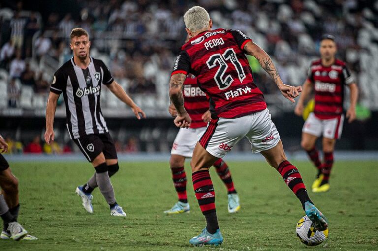 Pedro destaca qualidade do elenco do Flamengo e sonha com Seleção