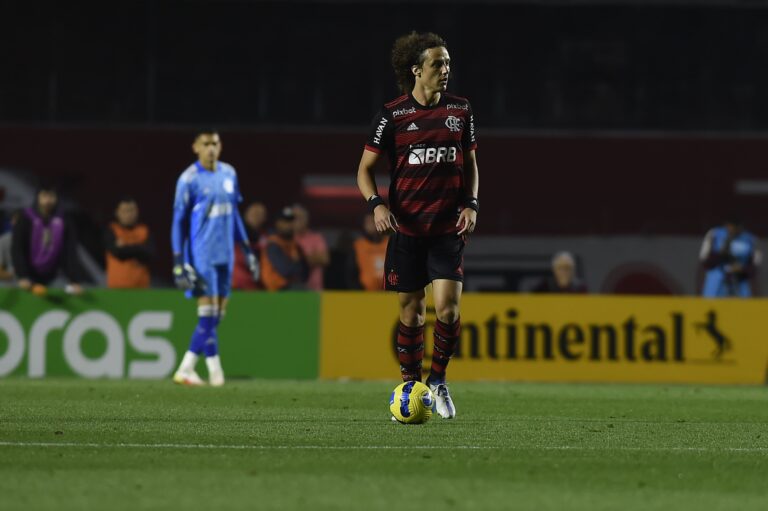 Quadro de David Luiz não é grave e zagueiro do Flamengo acalma torcedores: “Seguimos na batalha”