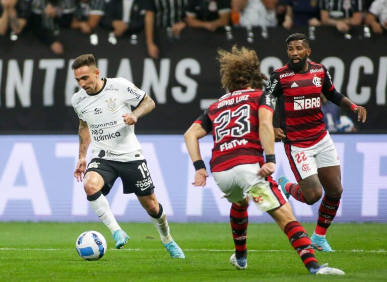 Rivais pela Libertadores, Corinthians e Flamengo lideram alcance e engajamento nas redes sociais