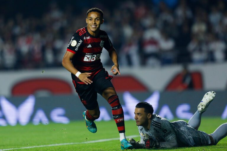 São Paulo é derrotado pelos reservas do Flamengo e chega a 6 jogos sem vitória no Brasileiro