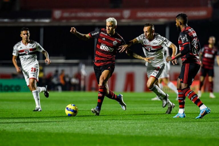 São Paulo pressiona, mas é derrotado pelo Flamengo na ida da semifinal da Copa do Brasil