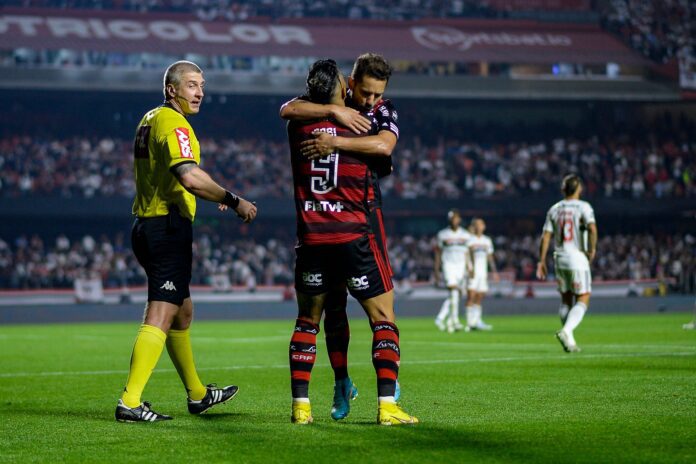 VAR vê toque de mão “natural” de Arrascaeta em gol do Flamengo contra o São Paulo