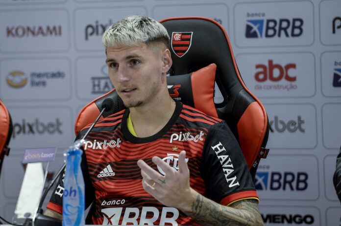 Varela admite influência do compatriota Arrascaeta para se transferir ao Flamengo