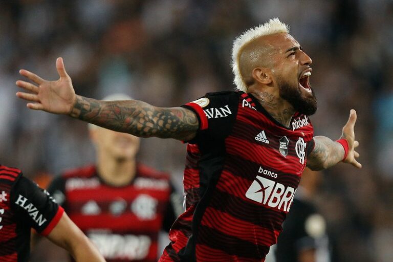 Flamengo vence Botafogo com gol de Vidal e diminui vantagem do Palmeiras na liderança
