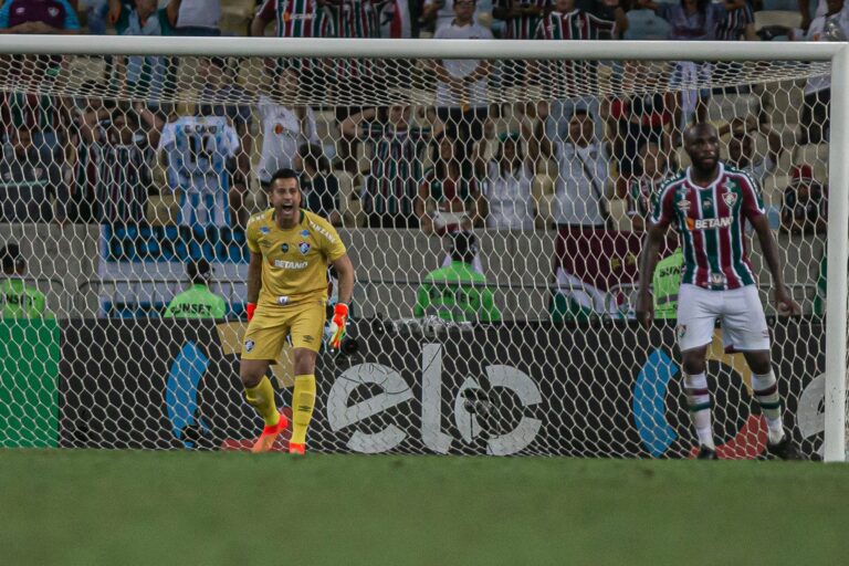 Após erros contra o Corinthians, Fluminense liga alerta para a defesa