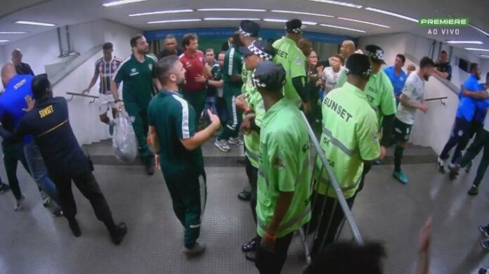 Comissões técnicas de Palmeiras e Fluminense se envolvem em confusão na saída para o intervalo no Maracanã