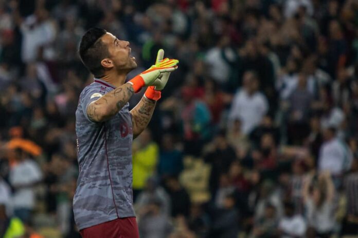 Fábio alcança meta e renova contrato com Fluminense