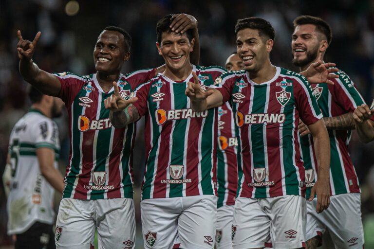 Fluminense goleia Coritiba e alcança a segunda posição do Campeonato Brasileiro