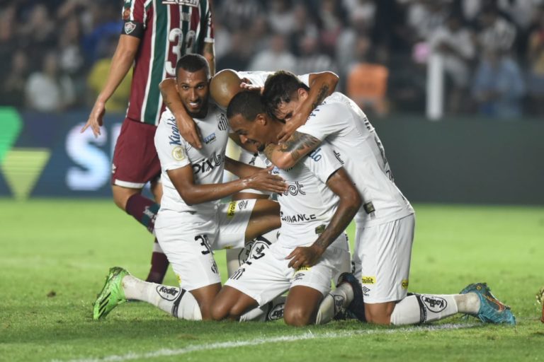 Na estreia de Lisca na Vila, Santos sofre apagão, mas busca empate no fim contra o Fluminense