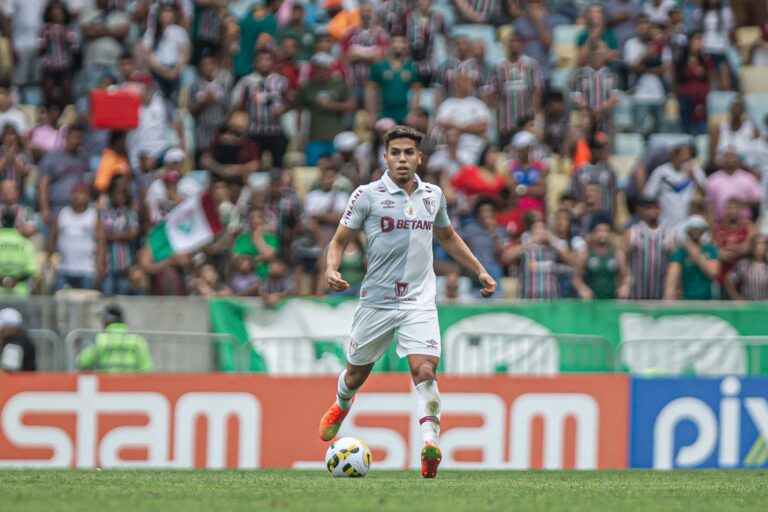 Nonato exalta trabalho de Fernando Diniz no Fluminense: “Se dedica muito”