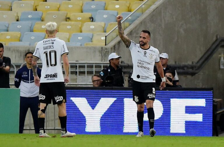 Róger Guedes marca no final, e Corinthians arranca empate do Fluminense no Maracanã