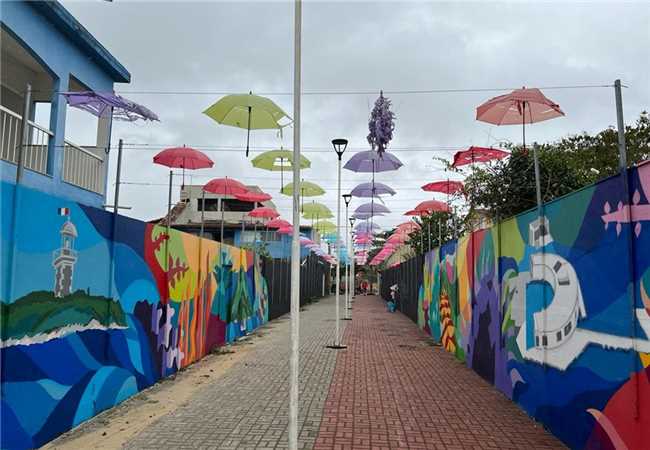 VENTO FORTE DESPRENDE GUARDA-CHUVAS DA PASSARELA EM ITAOCA