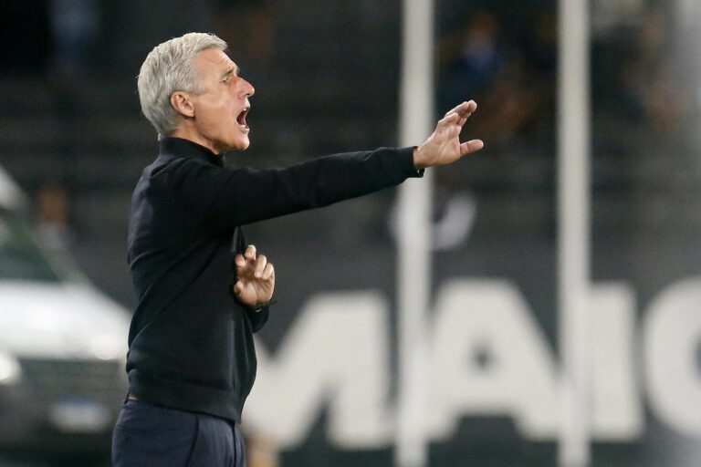 Luís Castro admite preocupação com bola parada do Botafogo