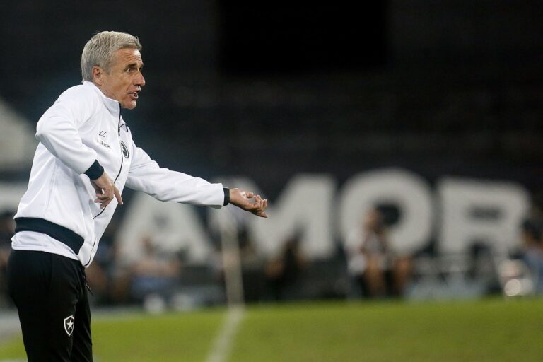 Luís Castro admite preocupação com zona de rebaixamento após derrota do Botafogo