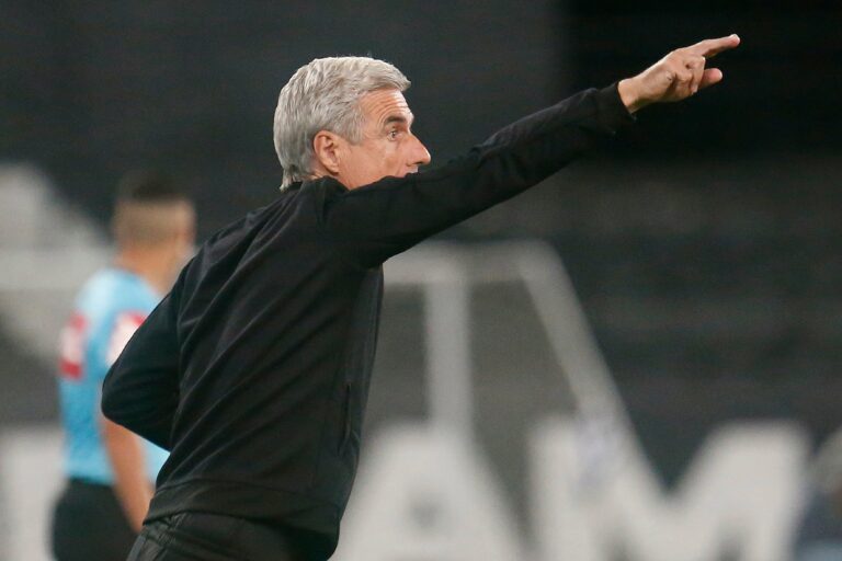 Luís Castro aposta em união contra pressões no Botafogo