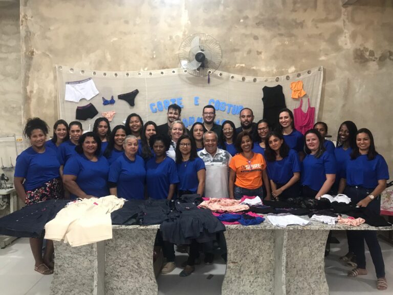 Mulheres concluem curso de costura no Barro Preto e estão prontas para o mercado