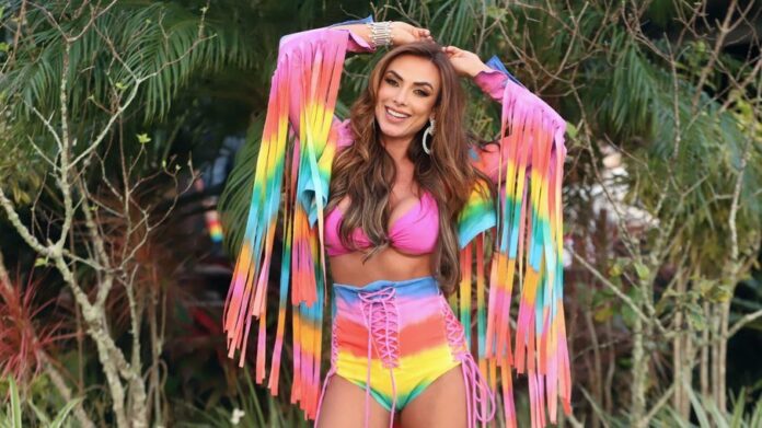 Nicole Bahls apresenta o reality show Cruzeiro Colorido