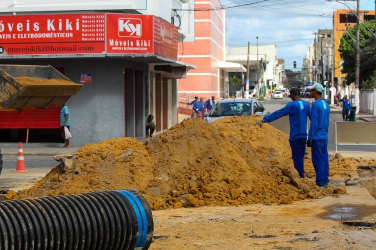 Obras de drenagem no bairro Araçá avançam mais uma etapa com interdição na Rua Monsenhor Pedrinha