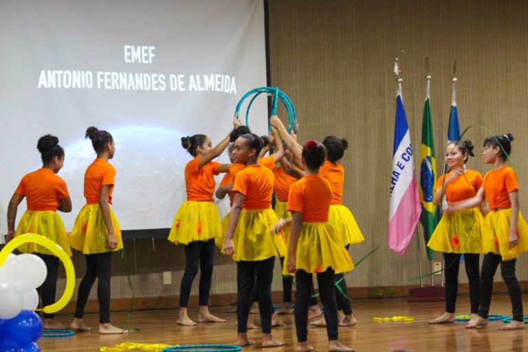 Preci: alegria e emoção marcam a formatura de mais de 600 alunos da rede municipal de Linhares