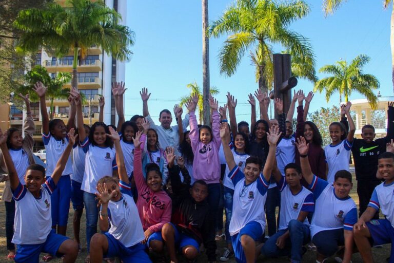 Prefeito acompanha estudantes em roteiro histórico e cultural em comemoração aos 222 anos de Linhares   		