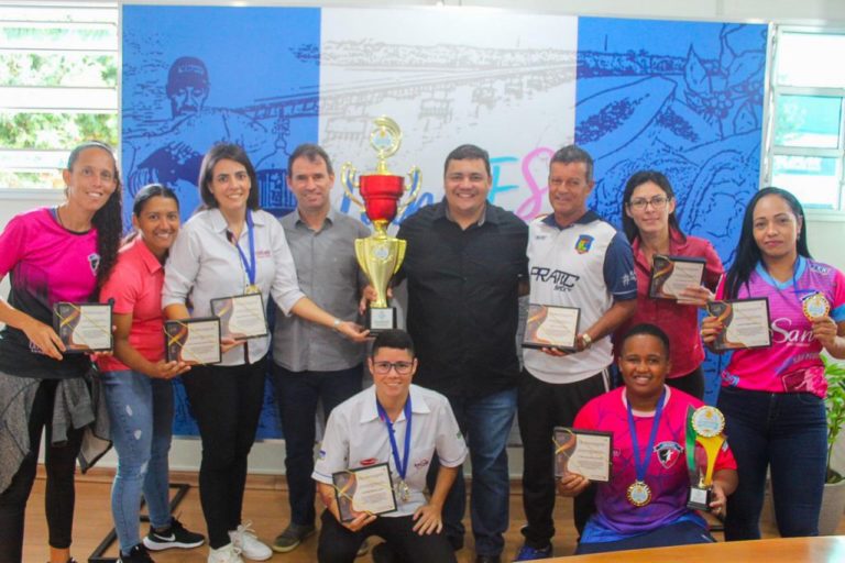 Prefeito de Linhares recebe linharenses campeãs estaduais de beach soccer