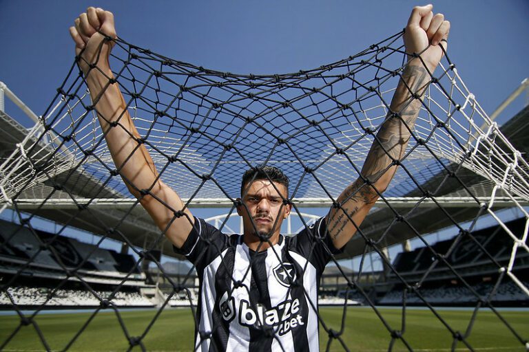 Reforço do Botafogo, Tiquinho Soares diz que se informou sobre reestruturação do clube antes de assinar