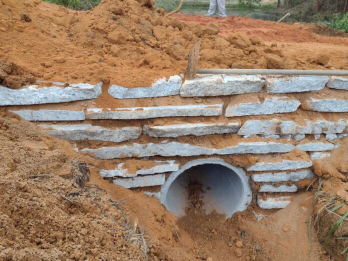 SEMTE constrói mais um bueiro em escória de granito no Denzol 