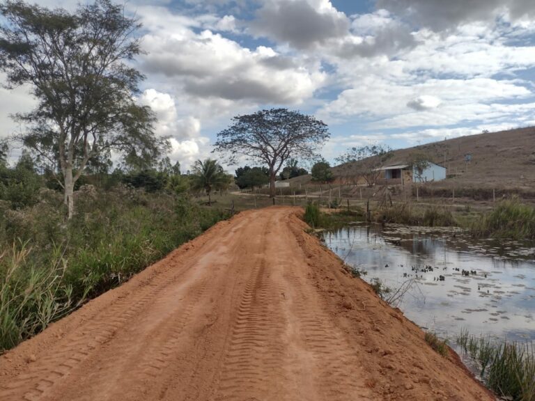 SEMTE faz aterramento de estrada para  preservar água e reconstrói bueiro