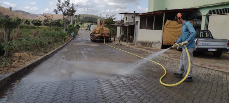 Secretaria de Limpeza Pública faz mutirão de  lavagem de ruas e recolhimento de entulho