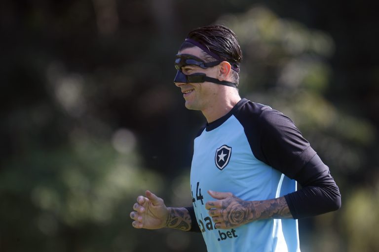 Victor Cuesta se coloca à disposição para voltar aos treinos do Botafogo