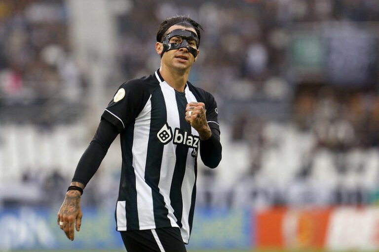 Zagueiro do Botafogo, Victor Cuesta celebra retorno após cirurgia na face