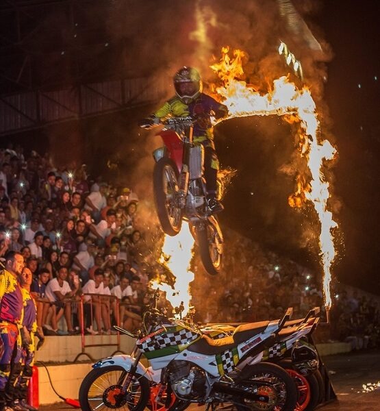 MOTO WHEELING: SHOW DE ACROBACIAS E MANOBRAS RADICAIS SOBRE DUAS RODAS PROMETE ADRENALIZAR O PÚBLICO NA EXPOSAMA