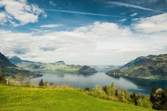 Imagem do Lago dos Quatro Cantões na Suiça