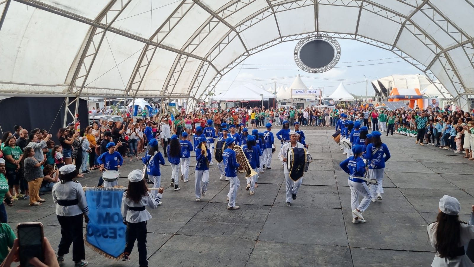 E ROMPERAM TAMBORES, TARÓIS, BUMBOS, SURDOS, METAIS E TUDO O MAIS... E COMEÇOU A EXPOSAMA!